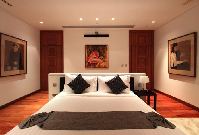 elegantiškas interjeras, miegamasis, meniški paveikslai ant sienų, medinės grindys