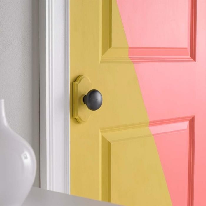 lengva ir originali durų apdaila, dažykite medines duris iki pusės, kad gautumėte gražų grafinį ir spalvingą efektą