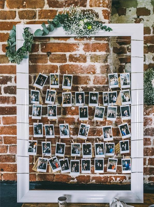 ideje za poročno dekoracijo, ki jih naredite sami, bel okvir s fotografijami, ki visijo na niti, okrasni cvetlični venček