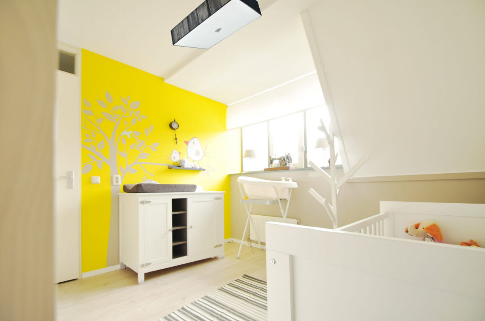 Con el telón de fondo de una pared de color amarillo brillante