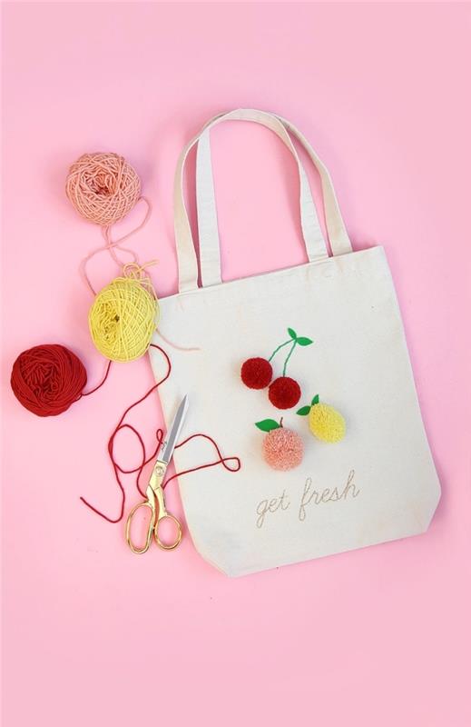 Yün ponponlardan meyve biçimli süslemeli bej renkli alışveriş çantası modeli