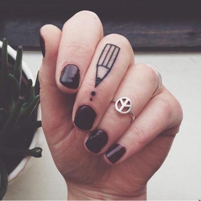 pieštuko piršto tatuiruotė, moteris dėvi bordo nagų laką, mažas drugelio tatuiruotes, sidabro žiedus