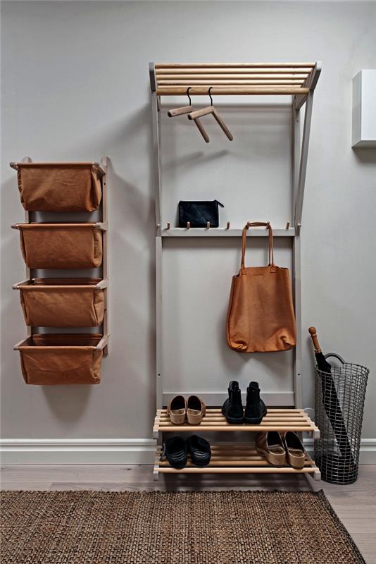 vhodna garderobna omara iz lesa in kovine s prostorom za shranjevanje čevljev v kombinaciji s stenskim organizatorjem iz lesa in tkanine