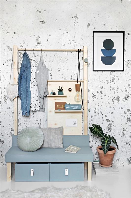 domača garderobna omara v skandinavskem dizajnu v lesu in svetlo modri barvi s klopjo in majhnim organizatorjem