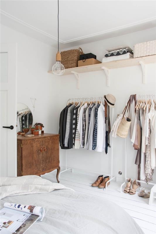 drabužių ir batų laikymo vieta su baltomis drabužių lentynomis ir atvira lentyna iš šviesios medienos, kad būtų elegantiška ir diskretiška atvira drabužių spinta