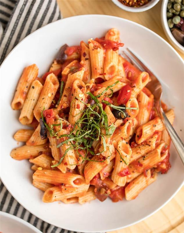 zeytin, biber ve biber ile domates ve fesleğen soslu penne, hızlı ve kolay İtalyan yaz tarifi
