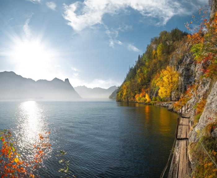 jezero v gori, lepe slike ozadij, sončni vzhod, drevesa z rumenimi listi