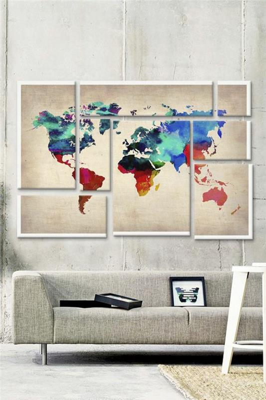 uzun gri kanepe ile parlak renklerde duvarda dünya haritası ile inci gri