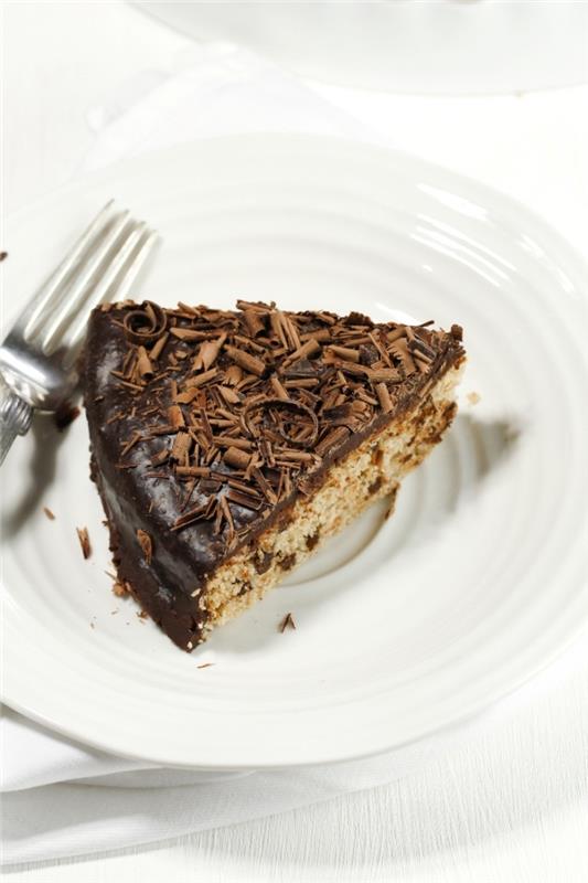 pyrago pavyzdys be kiaušinio be pieno, kaip patiekti šokoladinį pyragą, šokoladinio pyrago idėja ir tarkuoti riešutai