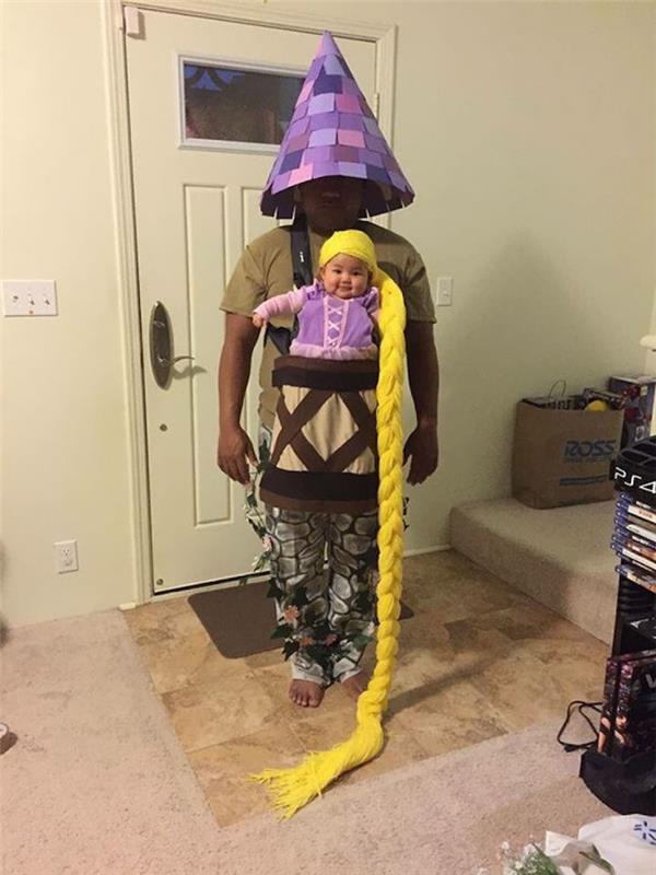 Baba, Rapunzel'in kule çocuğu kostümü kılığında, bebek için cadılar bayramı kostümü
