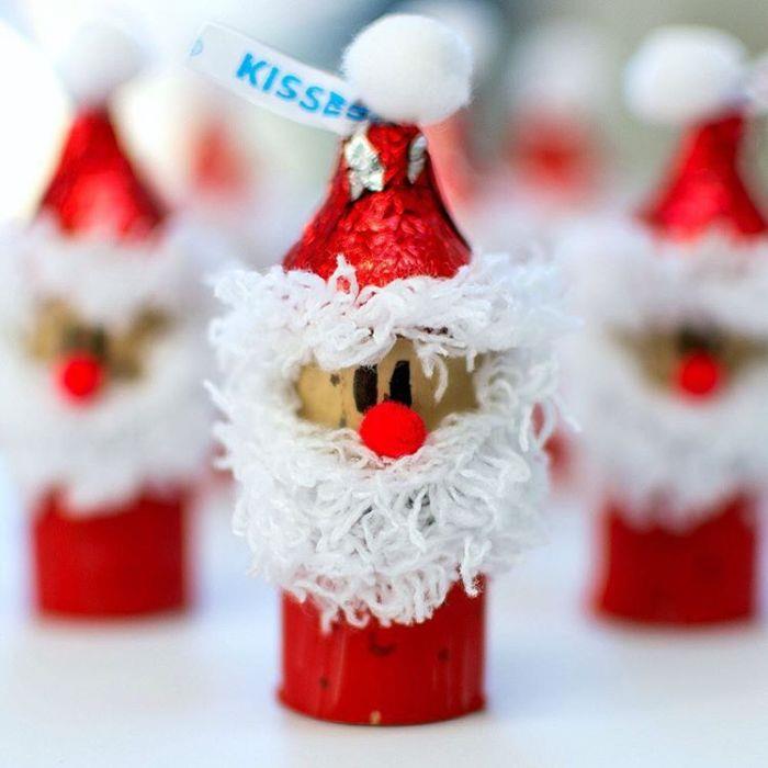Kalėdų Senelis, ką daryti su ritinėliais tualetinio popieriaus Kalėdoms, papuoštai raudona barzda baltais siūlais