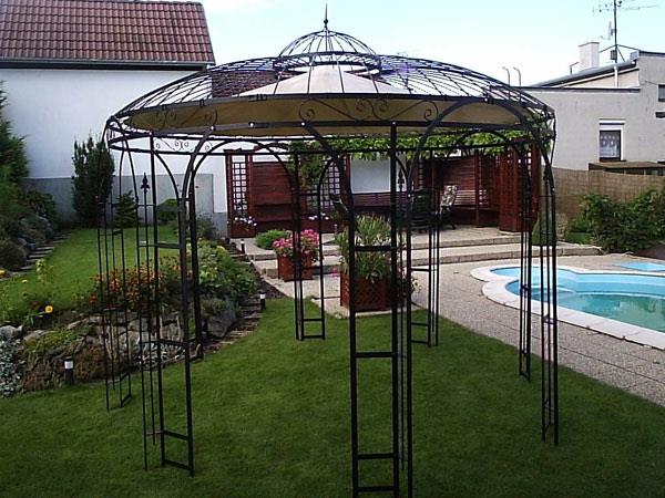 pergola iz kovanega železa in notranje dvorišče