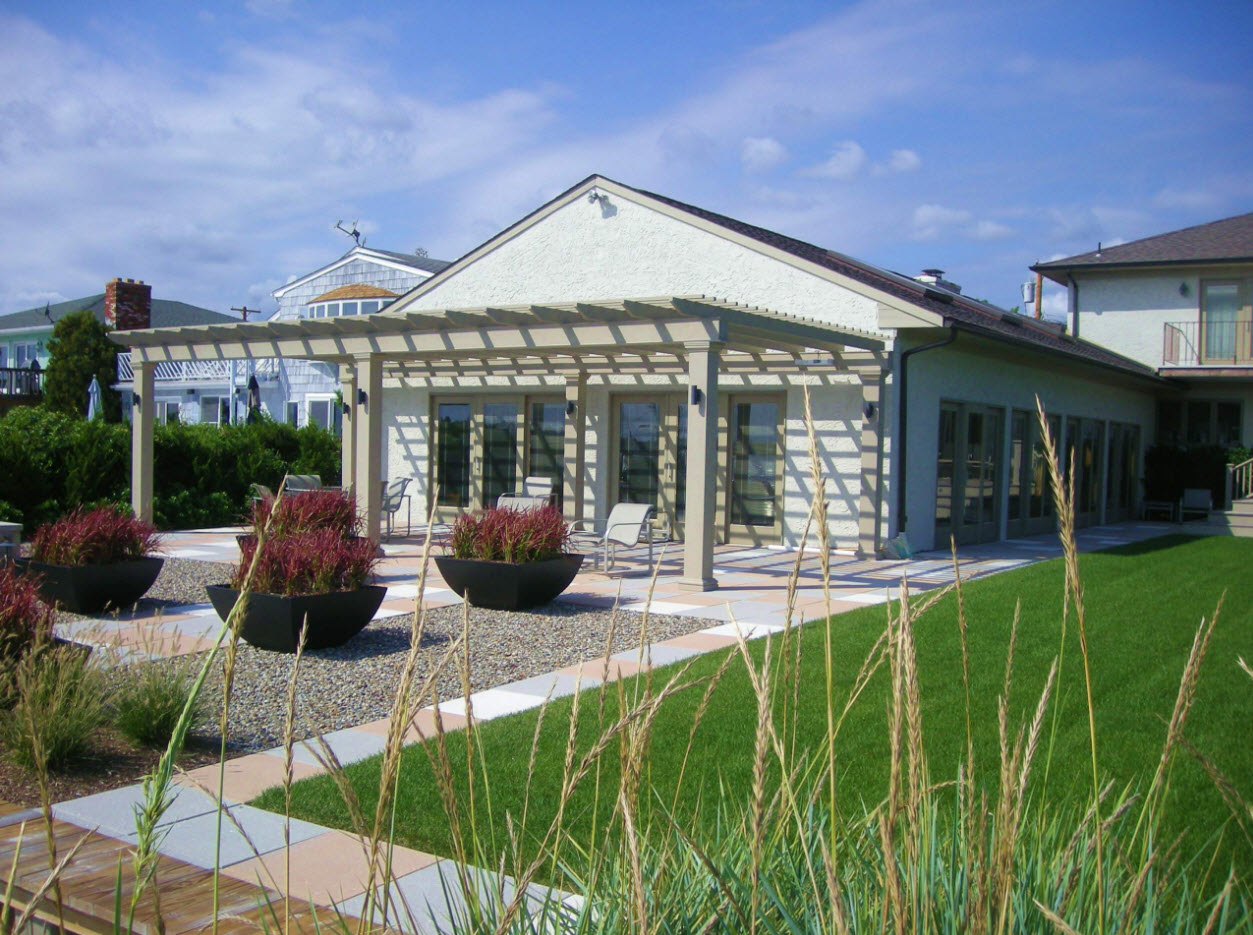 Marquesina de pérgola en la casa.