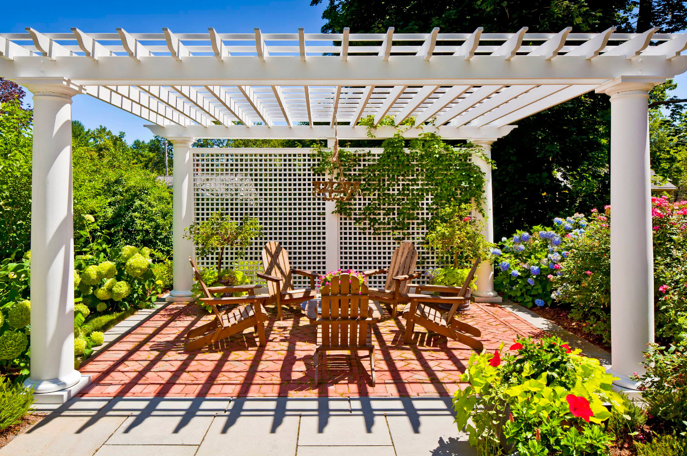 Pérgola blanca como la nieve en vegetación