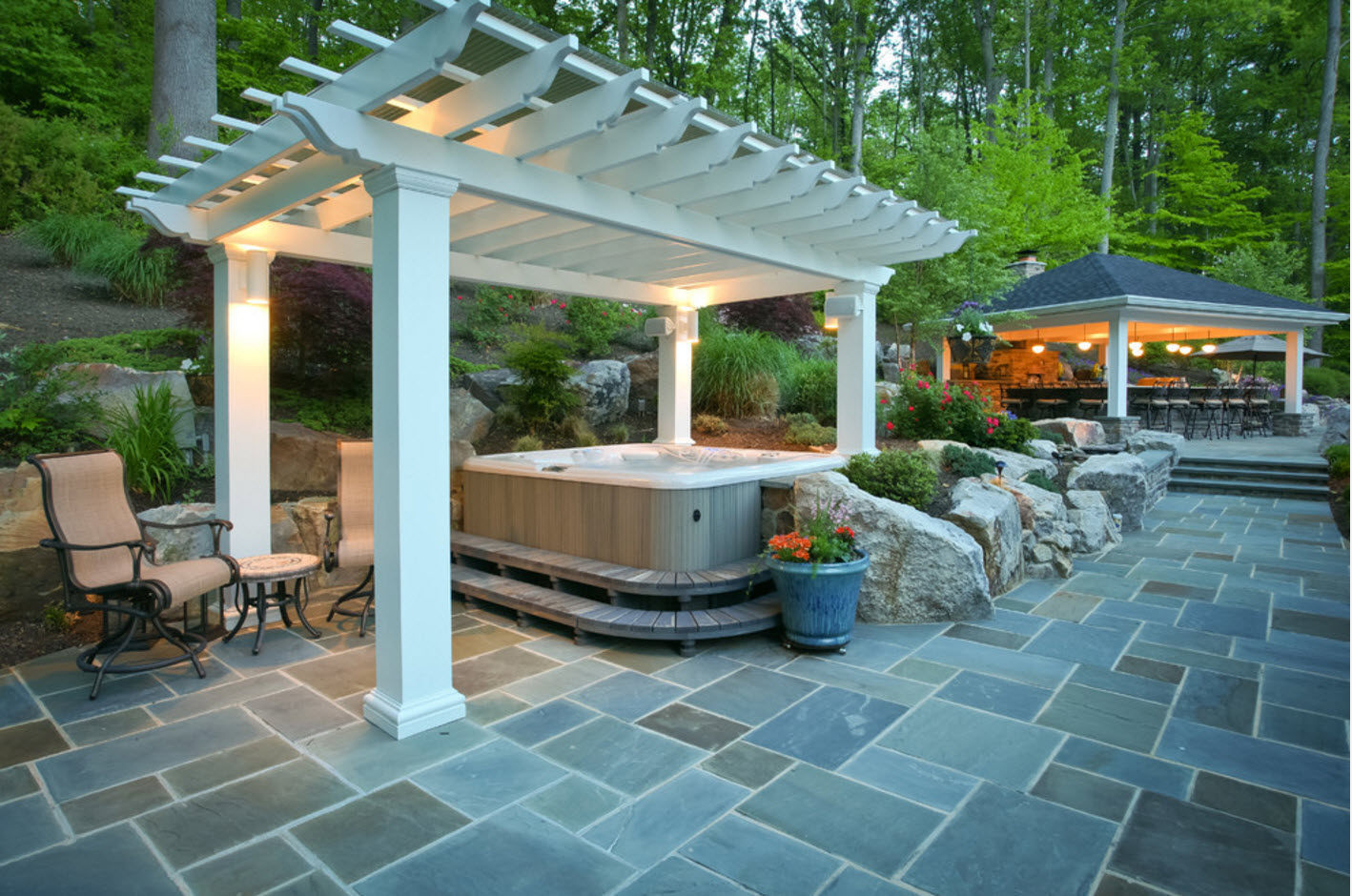 Pérgola con jacuzzi exterior