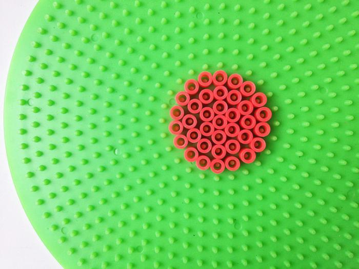 železo-na-kroglicah-zelena-plošča-in-rdeč-krog