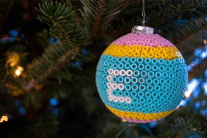 železo-na-kroglicah-ornament-v-plastiki-kroglice-na-božično-kroglico