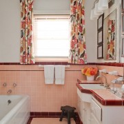 Interior de baño jugoso en color melocotón