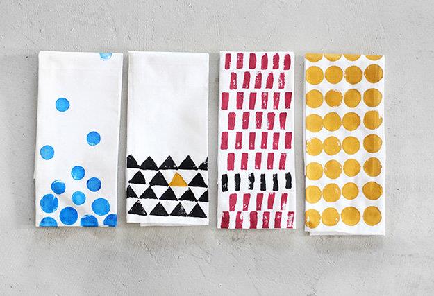 personalizzare-decorare-asciugamani-fai-da-te-stencil-colori-tessuti-idea-creativa-decorazioni-casa