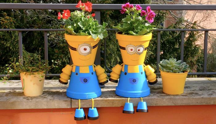 iki flower.jpg yanındaki bir bahçenin kenarında oturan dekoratif minionların saksıdaki karakter