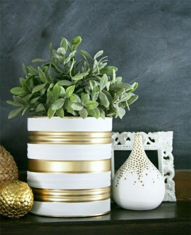 „Pasidaryk pats“ gėlių vazonų modelis suasmenintoje skardinėje su baltais ir auksiniais dažais, rankinė veikla pavasariui