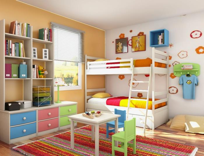 organizacija majhnih prostorov, majhna spalnica za dva otroka, mansardna postelja, otroška knjižna polica, bež stena