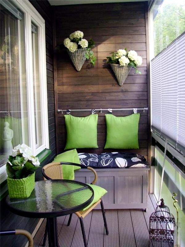 įkvėpimas gerai dekoruotam balkonui, medinė sofos bagažinė, fotelio dėžutė mažoms erdvėms, obuolių žalios pagalvės laikiklis