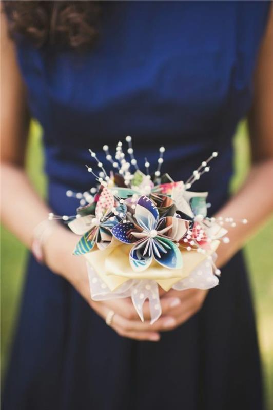 vetrnice, razporejene v lep poročni šopek, poročna dekoracija na temo vetrnice iz papirja