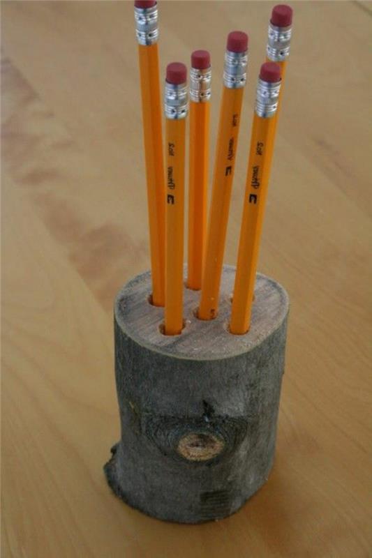 mažas-rąstinis-medis-paverstas-mediniu pieštukų stiklainiu-pasidaryk pats-idėja, kaip organizuoti savo pieštukus