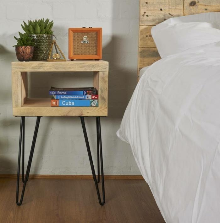 mažas skandinaviško pramoninio dizaino naktinis stalas, pramoninės juodos kojos ir mini rankų darbo medinė dėžutė