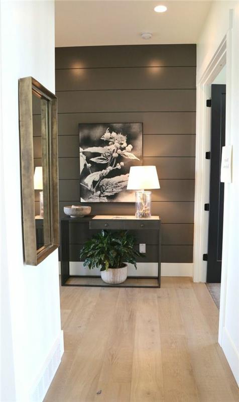 dekoracija vhoda v stanovanje, majhna črna konzola, senčnik, enobarvno slikanje