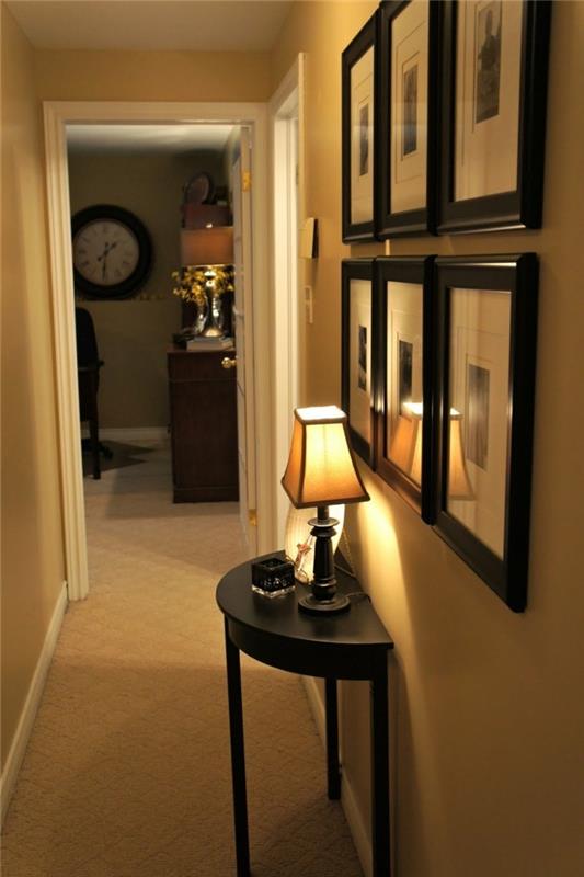 Juodas pusapvalis stalas, naktinė lempa, šešios nuotraukos ant sienos, kokia spalva perdažyti siaurą ir trumpą prieškambarį