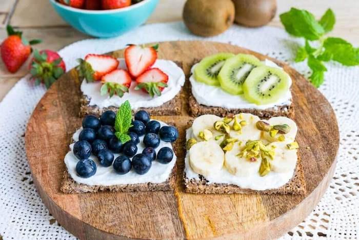 pusryčių dietos, kurioje yra daug baltymų, pavyzdžiai, rikotos skrebučiai su šviežių vaisių užpilu