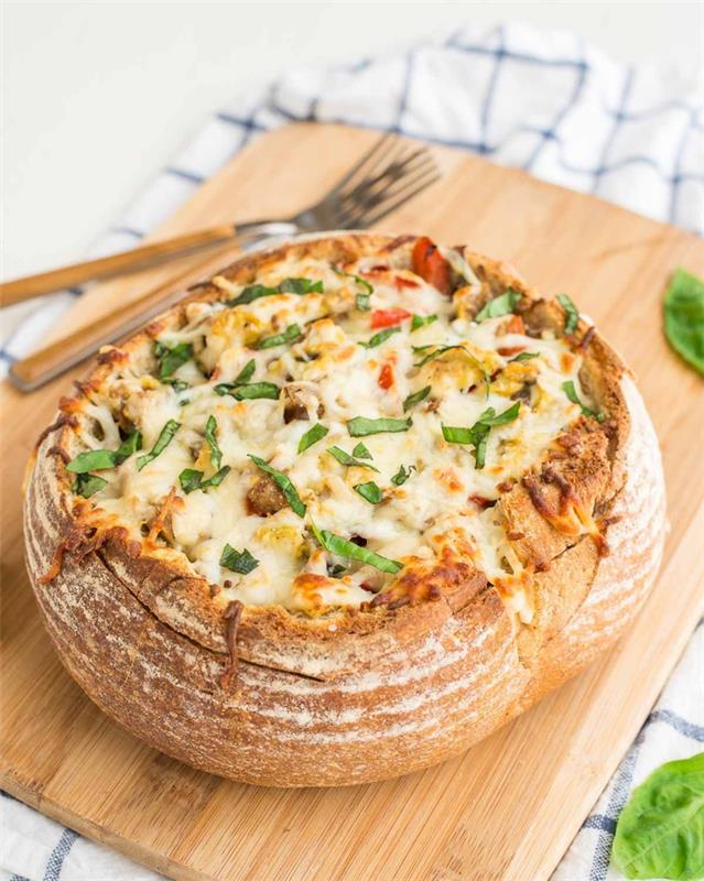 kaj jesti za zajtrk v avtombeju, recept za italijansko omleto z mocarelo in baziliko, postreženo v skledi kruha