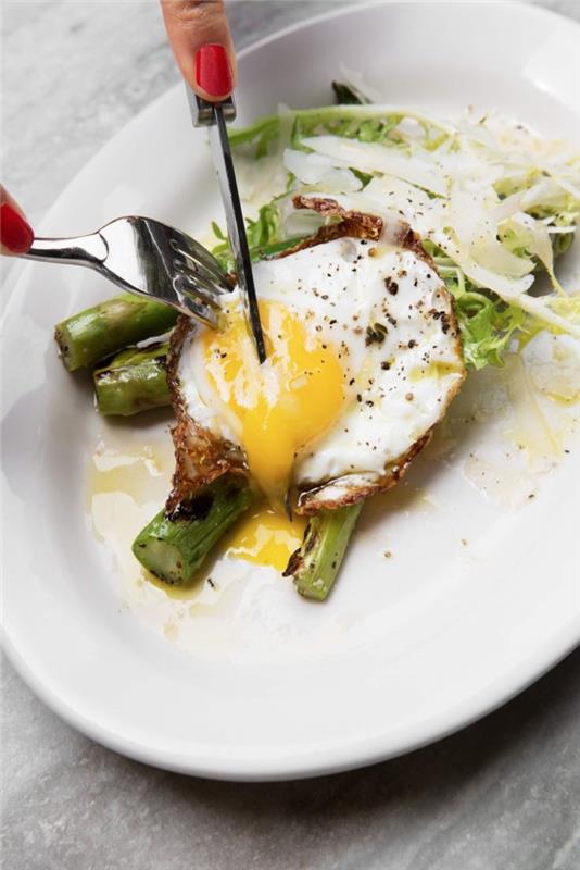 Puikūs geros formos pusryčiai, virtų kiaušinių receptas su žaliais šparagais