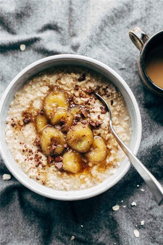 lengvas kreminės košės receptas su karamelizuotais bananais be cukraus, ką valgyti pusryčiams