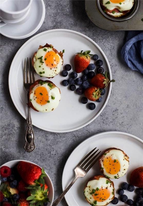 çıtır domuz pastırması ve yumurta, domuz pastırması ve yumurtalıklardan oluşan bir protein kahvaltısı için yumurtalı tarif