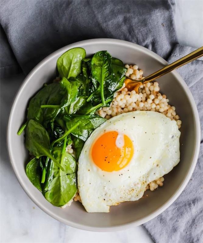 ıspanaklı ve yumurtalı kuskus kasesi, sağlıklı ve proteinli kahvaltı fikri, enerji dengesi