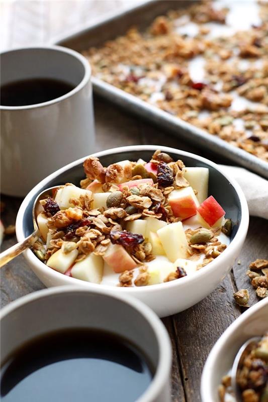 sveikas pusryčių dubuo su musliu, graikišku jogurtu, obuoliais, džiovintais vaisiais ir sėklomis