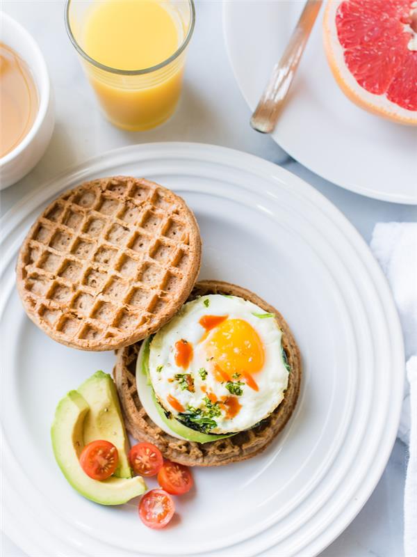 idealių pusryčių idėja gerai dienai pradėti, sveikų vaflių sumuštiniuose su avokadu ir plokščiu kiaušiniu receptas