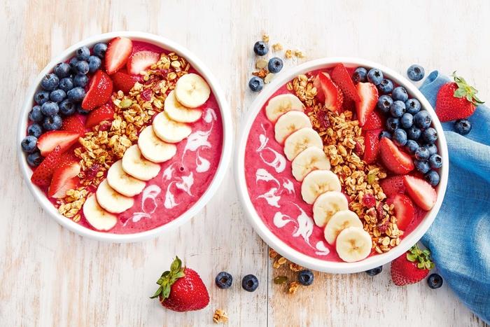 ideja za zajtrk za hujšanje z mešanim rdečim sadjem in bananami, antioksidantni recept za skledo z rdečim sadjem, banano in granolo