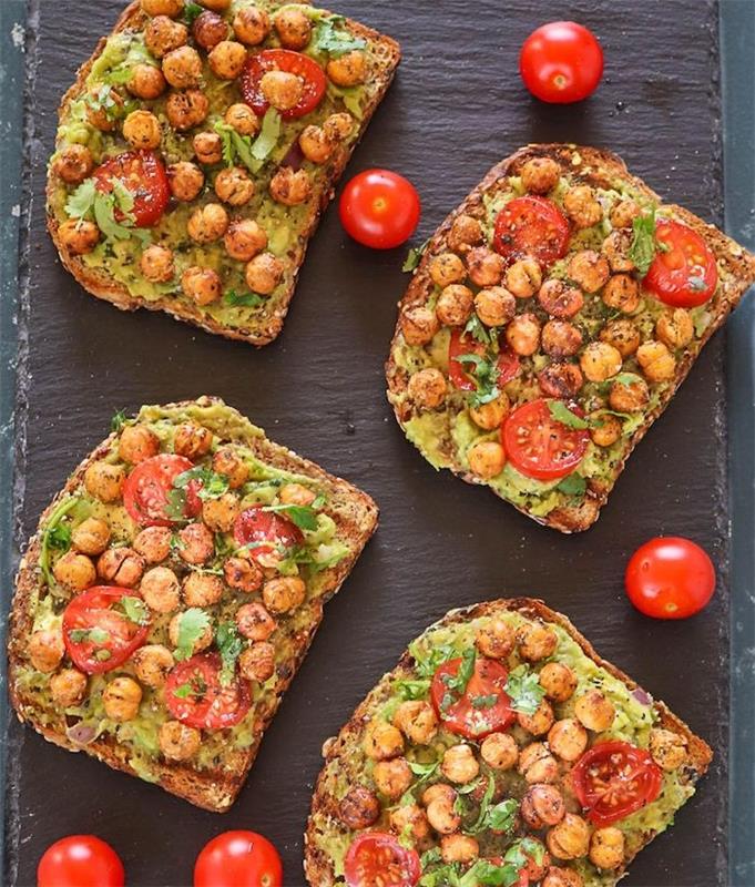vegan kahvaltı fikri, nohutlu tost, avokado ve fesleğen kreması, vejeteryan yemekleri
