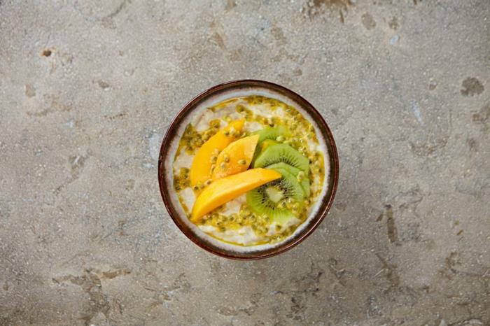 yulaf lapası, mango kivi, granadilla tohumları, kendiniz sağlıklı bir kahvaltı hazırlama fikri