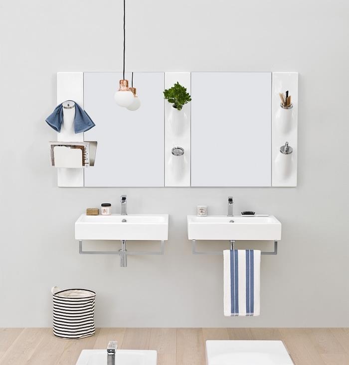 ideja omarice za shranjevanje ogledal za optimizacijo omejenega prostora v majhni beli kopalnici z imitacijo lesenih talnih oblog