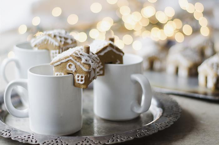 küçük bir Noel pastası ile ev yapımı sıcak çikolata servisi, Noel atıştırmalıklarınız için Noel baharatları