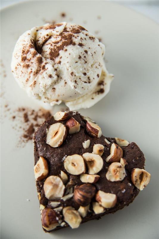 hitra in enostavna valentinova sladica iz čokolade, kave in lešnikovih piškotov v obliki srca