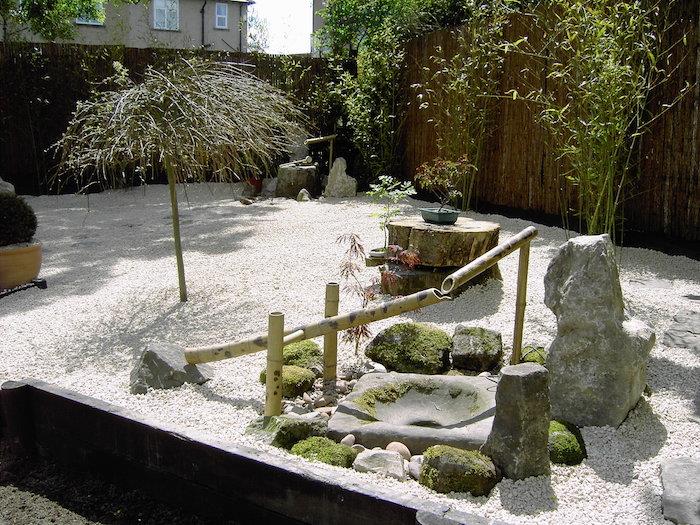 Japonski vrt Karesansui z gramoznim podom in bambusovim vodnjakom Kakei