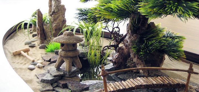 miniaturni sproščujoč mini japonski zen vrt s peščenim mostom in rastlinami