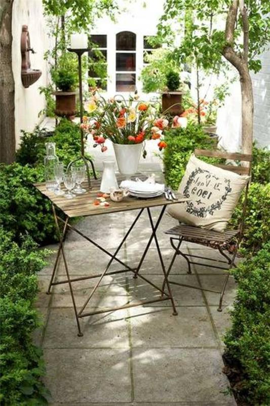 mažas sodas-sodas-stalai-geležinės kėdės