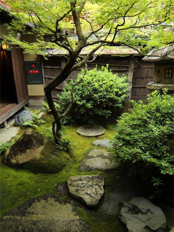 Japonski vrt Tsukiyama s podom iz maha s kamnom Tobi-ishi Sekimori-ishi kakei
